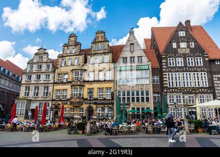 Brema, Germania - 19 agosto 2019: Bremer Marktplatz (Piazza del mercato di Brema) e terrazza di bar o ristoranti con gente intorno a Brema, Germania Foto Stock