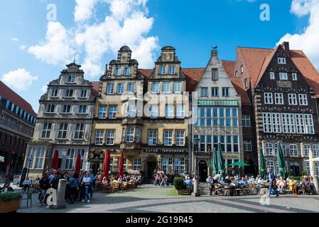 Brema, Germania - 19 agosto 2019: Bremer Marktplatz (Piazza del mercato di Brema) e terrazza di bar o ristoranti con gente intorno a Brema, Germania Foto Stock