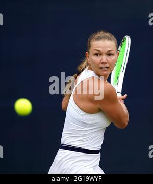 Marina Melnikova della Russia in azione contro i Katie Volynets degli Stati Uniti durante il secondo giorno del Viking Open al Nottingham Tennis Center. Data immagine: Domenica 6 giugno 2021. Foto Stock