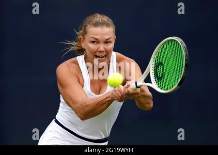 Marina Melnikova della Russia in azione contro i Katie Volynets degli Stati Uniti durante il secondo giorno del Viking Open al Nottingham Tennis Center. Data immagine: Domenica 6 giugno 2021. Foto Stock