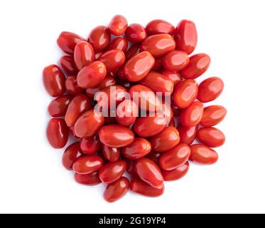 Pomodori ciliegini freschi e maturi, isolati su bianco Foto Stock