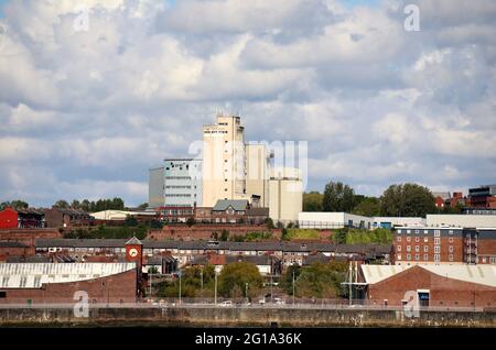 ADM Milling sullo skyline di Liverpool sud, vista dal fiume Mersey Foto Stock