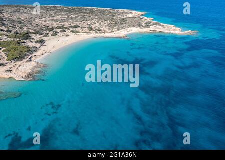 Grecia, isola di Koufonisi, spiaggia di sabbia appartata, vista aerea drone. Piccole Cicladi natura mozzafiato, Italida spiaggia, smeraldo, turchese colore mare wat Foto Stock