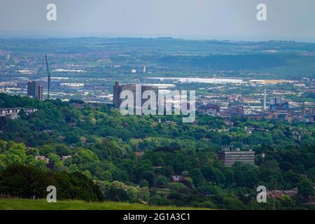 La città verde di Sheffield, vista da ovest, Ringinglow. South Yorkshire, Inghilterra settentrionale, Regno Unito. Hallamshire ospedale prominente nel centro. Foto Stock