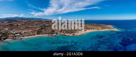 Grecia, isola di Koufonisi, spiagge sabbiose appartate, panorama dei droni aerei. Piccole Cicladi natura mozzafiato, Italida, Megali pounta mare wate turchese Foto Stock