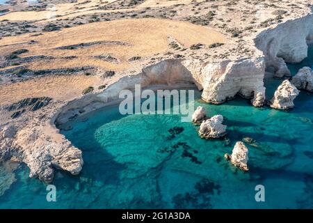 Grecia, piccole isole delle Cicladi. Koufonisi spiaggia appartata vista aerea drone. Scogliere rocciose su acque turchesi limpide. Giornata di sole, tranquilla vacanza estiva Foto Stock