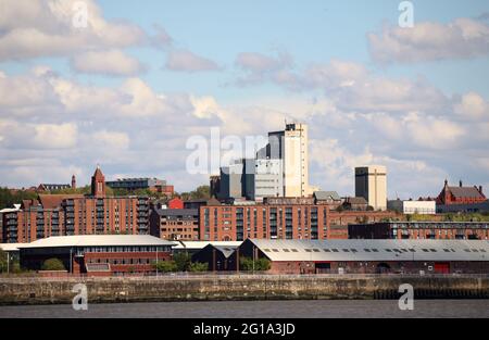ADM Milling sullo skyline di Liverpool sud, vista dal fiume Mersey Foto Stock