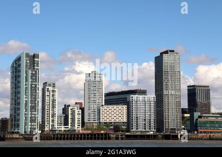 Edifici alti e moderni a Liverpool Foto Stock