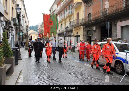 La cerimonia di commemorazione del tenente Marco Pittoni, nel tredicesimo anniversario della sua morte, si è tenuta la mattina del 6 giugno 2021. Il giovane tenente colonnello, comandante della locale stazione di Carabinieri di Pagani, assassinato barbaramente il 6 giugno 2008 mentre cercava di fomentare una rapina presso l'ufficio postale di corso Ettore Padovano, è stato commemorato con una celebrazione eucaristica, officiata da Padre Flaviano Calenda, Alle 9.30 presso la Chiesa Madre dei SS. Dopo la presenza del Generale Maurizio Stefanizzi, Sindaco di Pagani Avv. Raffaele Maria De Prisco e gli autoriti civili e religiosi Foto Stock