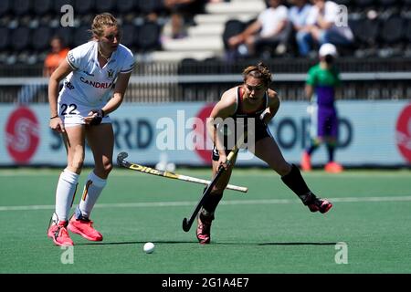 AMSTELVEEN, PAESI BASSI - 6 GIUGNO: Lisa Altenburg, Germania, durante la partita dei Campionati europei di Hockey tra Duitsland e Belga al Wagener Stadion il 6 giugno 2021 ad Amstelveen, Paesi Bassi (Foto di Andre Weening/Orange Pictures) Foto Stock