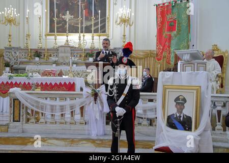 La cerimonia di commemorazione del tenente Marco Pittoni, nel tredicesimo anniversario della sua morte, si è tenuta la mattina del 6 giugno 2021. Il giovane tenente colonnello, comandante della locale stazione di Carabinieri di Pagani, assassinato barbaramente il 6 giugno 2008 mentre cercava di fomentare una rapina presso l'ufficio postale di corso Ettore Padovano, è stato commemorato con una celebrazione eucaristica, officiata da Padre Flaviano Calenda, Alle 9.30 presso la Chiesa Madre dei SS. Dopo la presenza del Generale Maurizio Stefanizzi, Sindaco di Pagani Avv. Raffaele Maria De Prisco e gli autoriti civili e religiosi Foto Stock