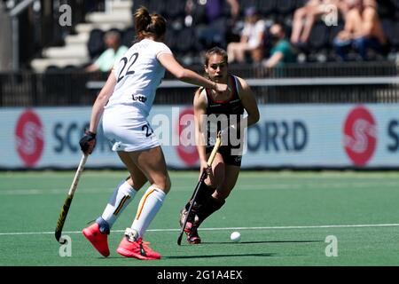 AMSTELVEEN, PAESI BASSI - 6 GIUGNO: Lisa Altenburg, Germania, durante la partita dei Campionati europei di Hockey tra Duitsland e Belga al Wagener Stadion il 6 giugno 2021 ad Amstelveen, Paesi Bassi (Foto di Andre Weening/Orange Pictures) Foto Stock