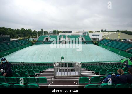 I fan si rifugiano sotto gli ombrelloni durante una pausa pioggia durante il secondo giorno del Viking Open al Nottingham Tennis Center. Data immagine: Domenica 6 giugno 2021. Foto Stock