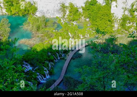 Passerella su un lago nel Parco Nazionale dei Laghi di Plitvice, Croazia. Foto Stock