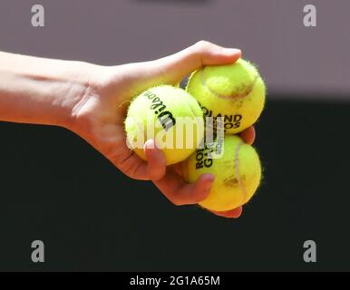 Parigi, Francia. 06 giugno 2021. Parigi, Roland Garros, francese aperto giorno 8 06/06/2021 ambiente, ramasseur, ballboy Credit: Roger Parker/Alamy Live News Foto Stock