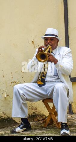 L'AVANA, CUBA - 4 LUGLIO 2017: Uomo non identificato che suona la tromba sulla strada dell'Avana, Cuba. I musicisti di strada sono comuni a l'Avana dove suonano mus Foto Stock