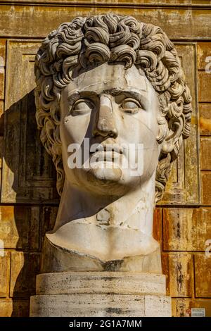 VATICANO - 25 SETTEMBRE 2018: Capo dell'Imperatore Augusto presso i Musei Vaticani. E' il più grande complesso museale del mondo con oltre 1000 musei e galloni Foto Stock