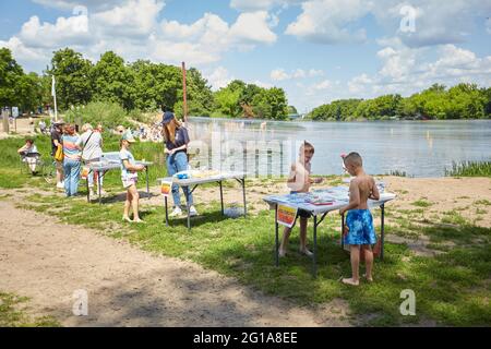 Varsavia, Mazoviano, Polonia. 6 Giugno 2021. L'inizio della stagione estiva al Czerniakowskie Lake.in la foto: Lago di Czerniakowskie Credit: Hubert Mathis/ZUMA Wire/Alamy Live News Foto Stock