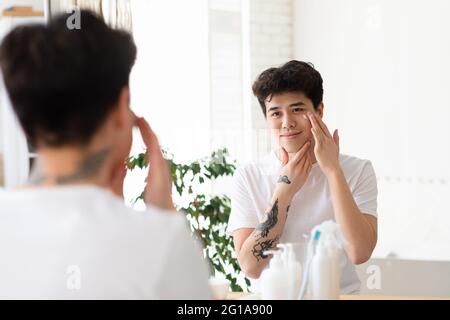 Problema pelle, cosmetici per gli uomini e idratanti. Trattamenti e procedure per il viso Foto Stock