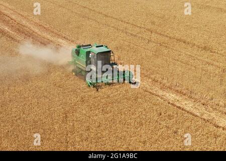 Huaibei, provincia cinese di Anhui. 6 Giugno 2021. La foto aerea mostra una mietitrice di grano al lavoro nella fattoria di Wupu nella contea di Suixi, Huaibei, provincia di Anhui, nella Cina orientale, il 6 giugno 2021. Credit: WAN Shanchao/Xinhua/Alamy Live News Foto Stock