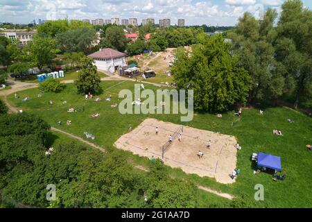 Varsavia, Mazoviano, Polonia. 6 Giugno 2021. L'inizio della stagione estiva al Czerniakowskie Lake.in la foto: Lago di Czerniakowskie Credit: Hubert Mathis/ZUMA Wire/Alamy Live News Foto Stock