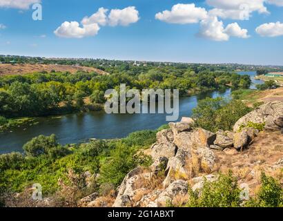 Estate Pivdennyi Buh (Bug meridionale) fiume a Myhiya, regione di Mykolayiv, Ucraina. Paesaggio del fiume con costa rocciosa. Foto Stock