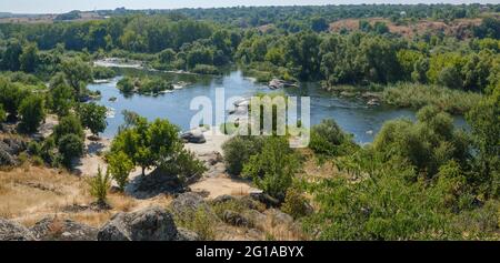 Estate Pivdennyi Buh (Bug meridionale) fiume a Myhiya, regione di Mykolayiv, Ucraina. Paesaggio del fiume con costa rocciosa. Foto Stock