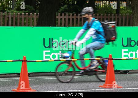 Giappone. 06 giugno 2021. Uber mangia il Giappone e la Japan Cycling Association hanno co-ospitato un evento di sicurezza del traffico ciclistico, dove Uber mangia il personale di consegna è stato insegnato da un istruttore ciclistico della Japan Cycling Association. Il 6 giugno 2021 a Tokyo, Giappone. (Foto di Kazuki Oishi/Sipa USA)Giappone: Uber Eats X Japan Cycling Association co-ospita la sicurezza del traffico delle biciclette **Japan out** Credit: Sipa USA/Alamy Live News Foto Stock