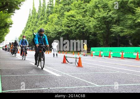 Giappone. 06 giugno 2021. Uber mangia il Giappone e la Japan Cycling Association hanno co-ospitato un evento di sicurezza del traffico ciclistico, dove Uber mangia il personale di consegna è stato insegnato da un istruttore ciclistico della Japan Cycling Association. Il 6 giugno 2021 a Tokyo, Giappone. (Foto di Kazuki Oishi/Sipa USA)Giappone: Uber Eats X Japan Cycling Association co-ospita la sicurezza del traffico delle biciclette **Japan out** Credit: Sipa USA/Alamy Live News Foto Stock