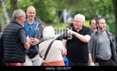 06 giugno 2021, Schleswig-Holstein, Groß Grönau: Il presidente federale Frank-Walter Steinmeier (2° da destra) parla ai cittadini durante un tour escursionistico al confine tra Schleswig-Holstein e Meclemburgo-Pomerania occidentale. Foto: Daniel Reinhardt/dpa Foto Stock