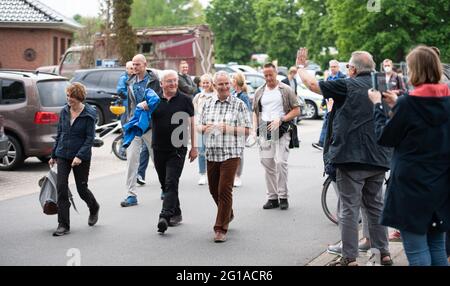 06 giugno 2021, Schleswig-Holstein, Groß Grönau: Il presidente federale Frank-Walter Steinmeier (3° da sinistra) e sua moglie Elke Büdenbender (l) ondano ai cittadini durante un tour escursionistico al confine tra Schleswig-Holstein e Meclemburgo-Pomerania occidentale. Foto: Daniel Reinhardt/dpa Foto Stock