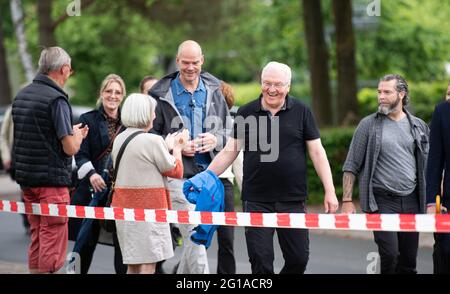 06 giugno 2021, Schleswig-Holstein, Groß Grönau: Il presidente federale Frank-Walter Steinmeier (2° da destra) parla ai cittadini durante un tour escursionistico al confine tra Schleswig-Holstein e Meclemburgo-Pomerania occidentale. Foto: Daniel Reinhardt/dpa Foto Stock