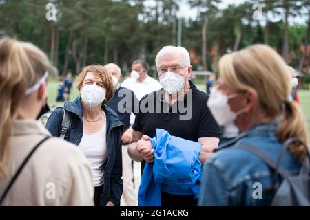 06 giugno 2021, Schleswig-Holstein, Groß Grönau: Il presidente federale Frank-Walter Steinmeier e sua moglie Elke Büdenbender parlano con i membri del club TSV Eintracht Groß Grönau durante un tour escursionistico lungo il confine statale tra Schleswig-Holstein e Mecklenburg-Vorpommern. Foto: Daniel Reinhardt/dpa Foto Stock