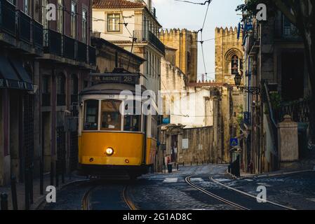 itinerario classico e turistico, tram numero 28 di lisbona in portogallo Foto Stock