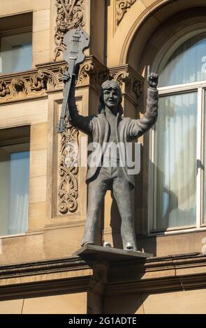 Statua di Sir Paul McCartney all'esterno dell'Hard Days Night Hotel a Liverpool Foto Stock