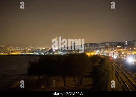 Vista notturna di Barcellona e del Mar delle Baleari dalla provincia di El Masnou in Catalogna. Foto Stock