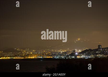 Vista notturna di Barcellona e del Mar delle Baleari dalla provincia di El Masnou in Catalogna. Foto Stock