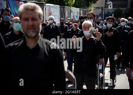 (6/6/2021) un iraniano detiene un ritratto dell'ex corpo di Guardia rivoluzionaria islamica iraniana (IRGC), il generale della Quds Force Qasem Soleimani, ucciso in un attacco di droni americani nell'aeroporto di Baghdad, Durante i funerali di due soldati iraniani sconosciuti che sono stati uccisi durante la guerra Iran-Iraq del 1980-88 e i cui resti sono stati recentemente recuperati nei campi di battaglia. (Foto di Sobhan Farajvan / Pacific Press/Sipa USA) Foto Stock