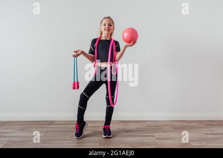 Giovane ragazza ginnastica professionale in posa con attrezzatura Foto Stock