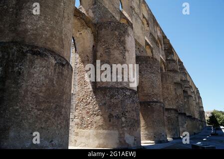 Acquedotto di Amoreira del XVI secolo, che attraversa il comune di Elvas, portando acqua nella città fortificata, dettagli degli archi e delle colonne Foto Stock