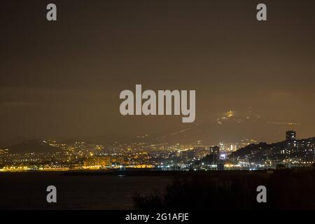 15 marzo 2021, El Masnou, Catalogna, Spagna: Vista notturna di Barcellona e del Mar delle Baleari dalla provincia di El Masnou in Catalogna. (Immagine di credito: © Karol Serewis/SOPA immagini via ZUMA Wire) Foto Stock