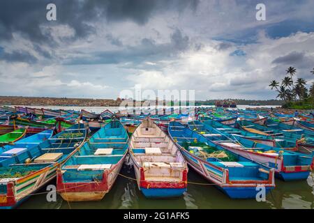 Gruppo di barche da pesca nel porto di pesca. Thengapattanam, distretto di Kanyakumari, Tamilnadu, India del Sud. 30-Febbraio-2021. Foto Stock