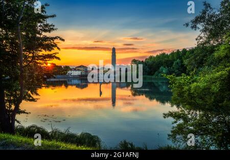 Il fiume Sile al tramonto, sullo sfondo il porto e la chiesa di Casier. Foto scattata sulla passerella della restera. Foto Stock