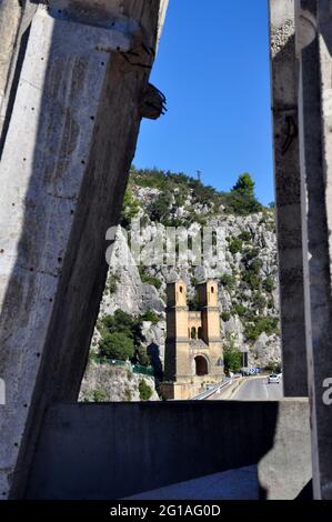 Vecchio ponte Mirabeau sul fiume Durance Foto Stock