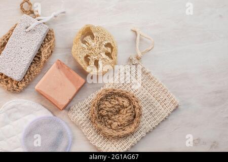 Idromassaggio biologico fatto in casa e accessori benessere vista dall'alto Foto Stock