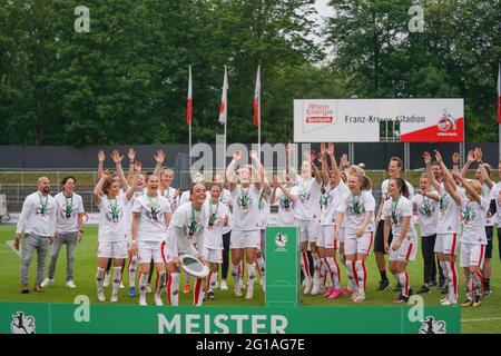 Colonia, Germania. 06 giugno 2021. 1. FC Koeln dopo aver vinto il 2. Coppa femminile Bundesliga Sud allo stadio Franz-Kremer di Colonia, Germania. Credit: SPP Sport Press Photo. /Alamy Live News Foto Stock