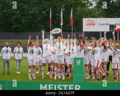 Colonia, Germania. 06 giugno 2021. 1. FC Koeln dopo aver vinto il 2. Coppa femminile Bundesliga Sud allo stadio Franz-Kremer di Colonia, Germania. Credit: SPP Sport Press Photo. /Alamy Live News Foto Stock