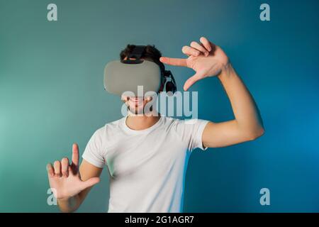Uomo che usa occhiali di realtà virtuale per lo shopping virtuale Foto Stock