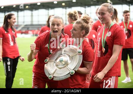 Klara Bühl (17 FC Bayern München) e Linda Dallmann (10 FC Bayern München) con il Meisterschale al flyeralarm Frauen- Bundesligaspiel FC Bayern München - Eintracht Frankfurt in der Saison 2020/2021 am 06.06.2021 Credit: SPP Sport Press Photo. /Alamy Live News Foto Stock