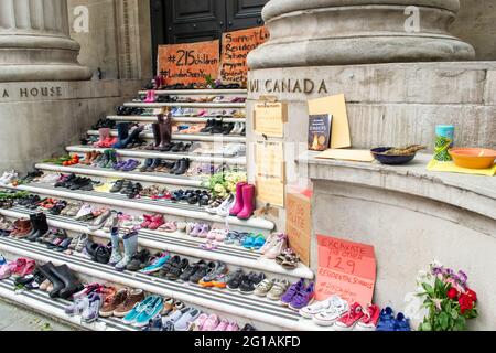 LONDRA, INGHILTERRA - 6 giugno 2021: Scarpe al di fuori dell'alta Commissione del Canada, simboleggiando la recente scoperta dei resti di 215 bambini indigeni Foto Stock
